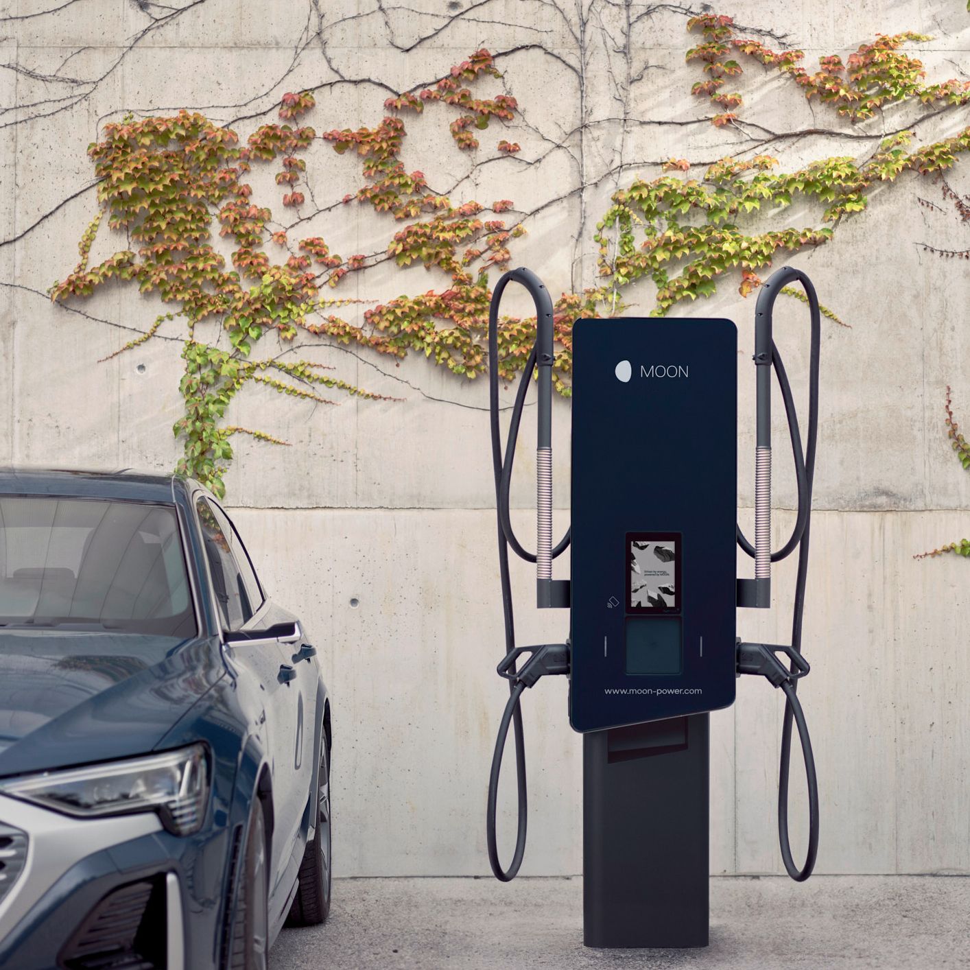 Samochód jest zaparkowany obok stacji ładowania