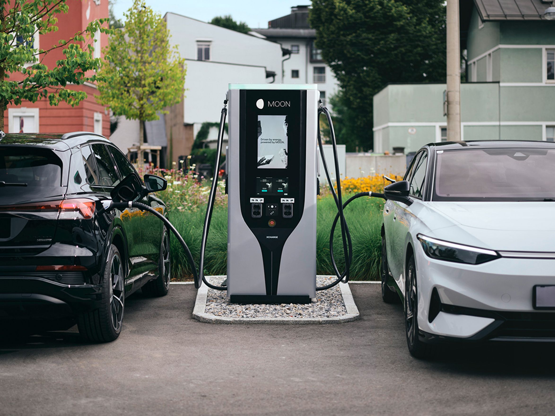 Podłączona stacja ładowania między dwoma samochodami