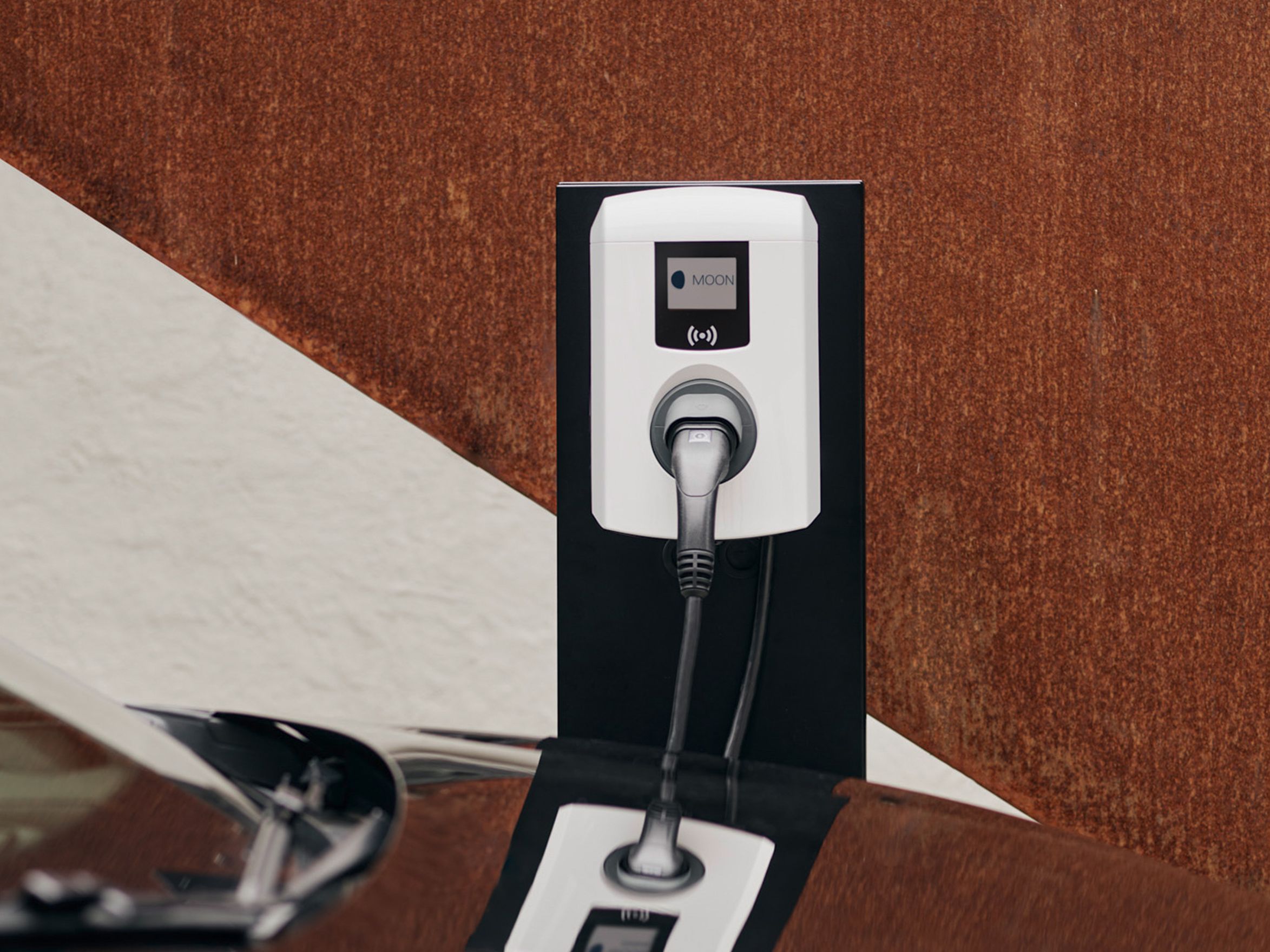 Wallbox za samochodem