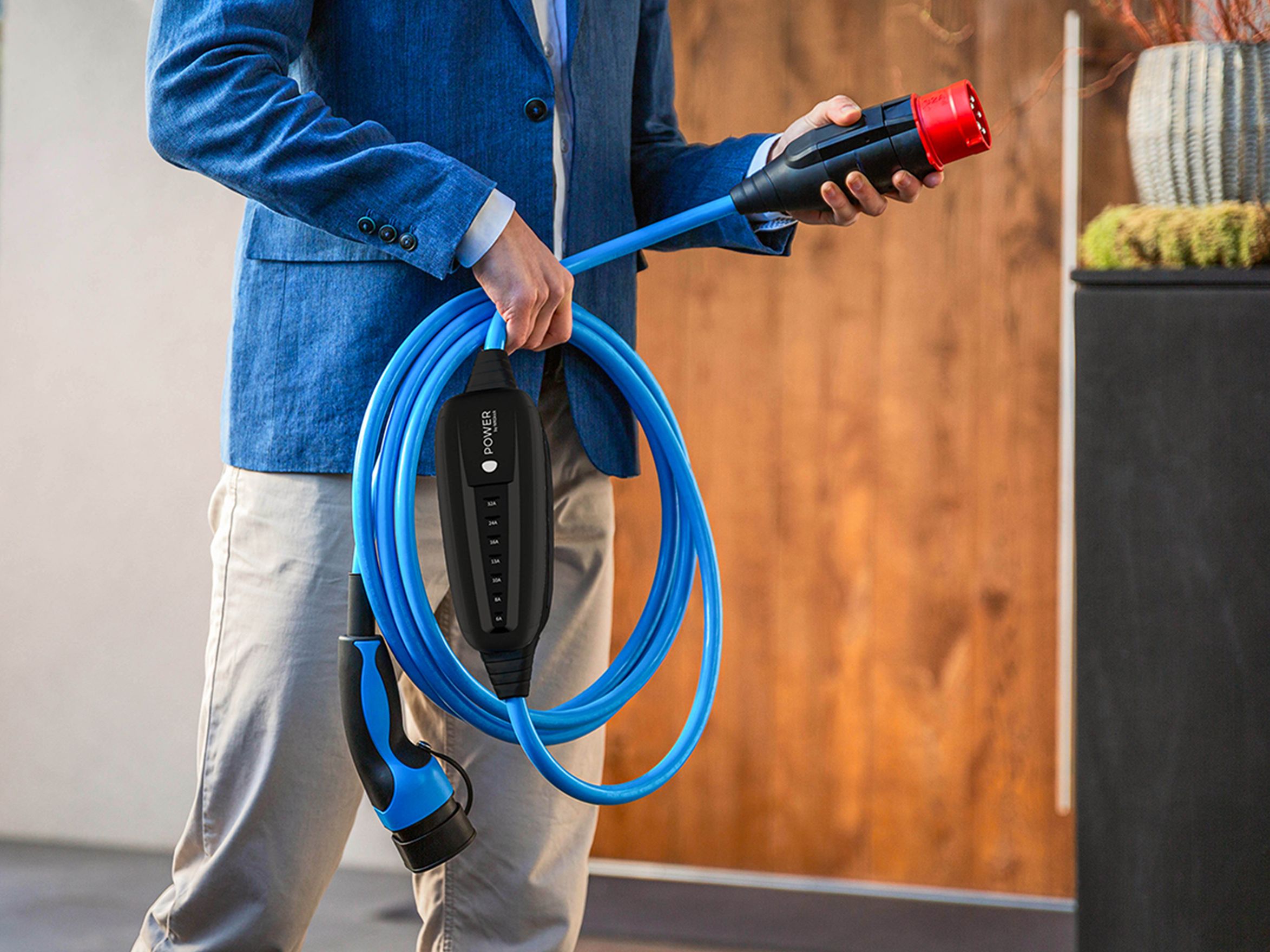 Mężczyzna trzyma w ręku wtyczkę kabla