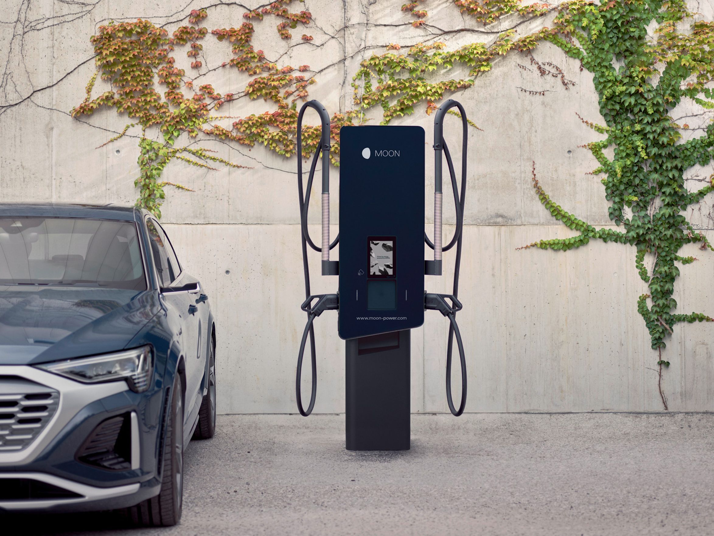 Stacja ładowania obok samochodu