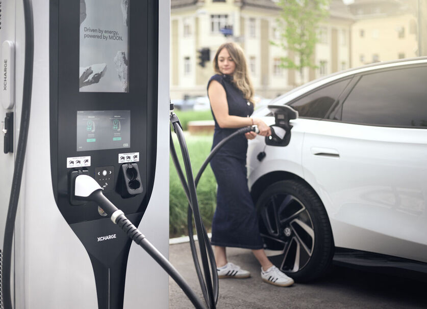 Das POWER2Go Ladekabel von MOON wird angesteckt