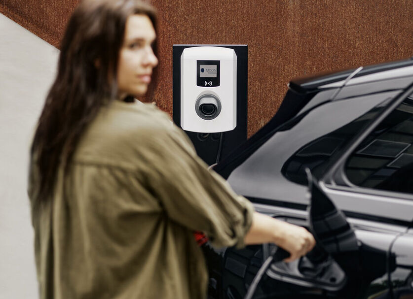 Das POWER2Go Ladekabel von MOON wird angesteckt